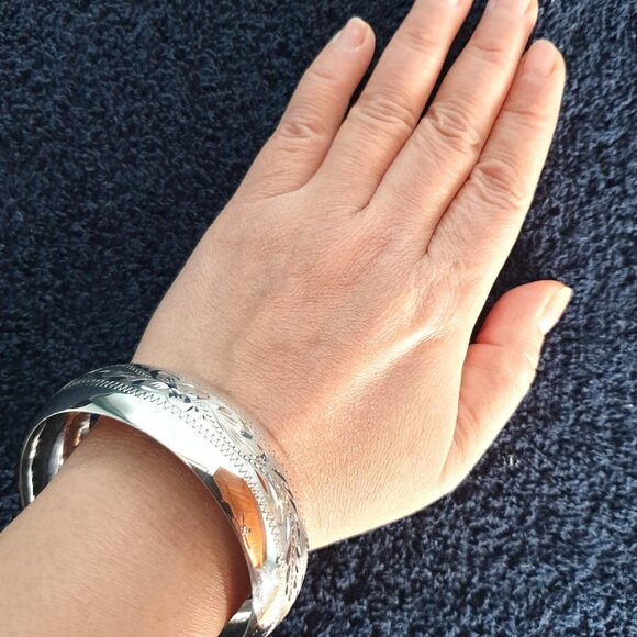 Timeless Elegance: Vintage Handcrafted Taxco Sterling Silver Bangle Bracelet - Picture 13 of 15